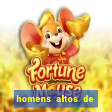 homens altos de pau grande